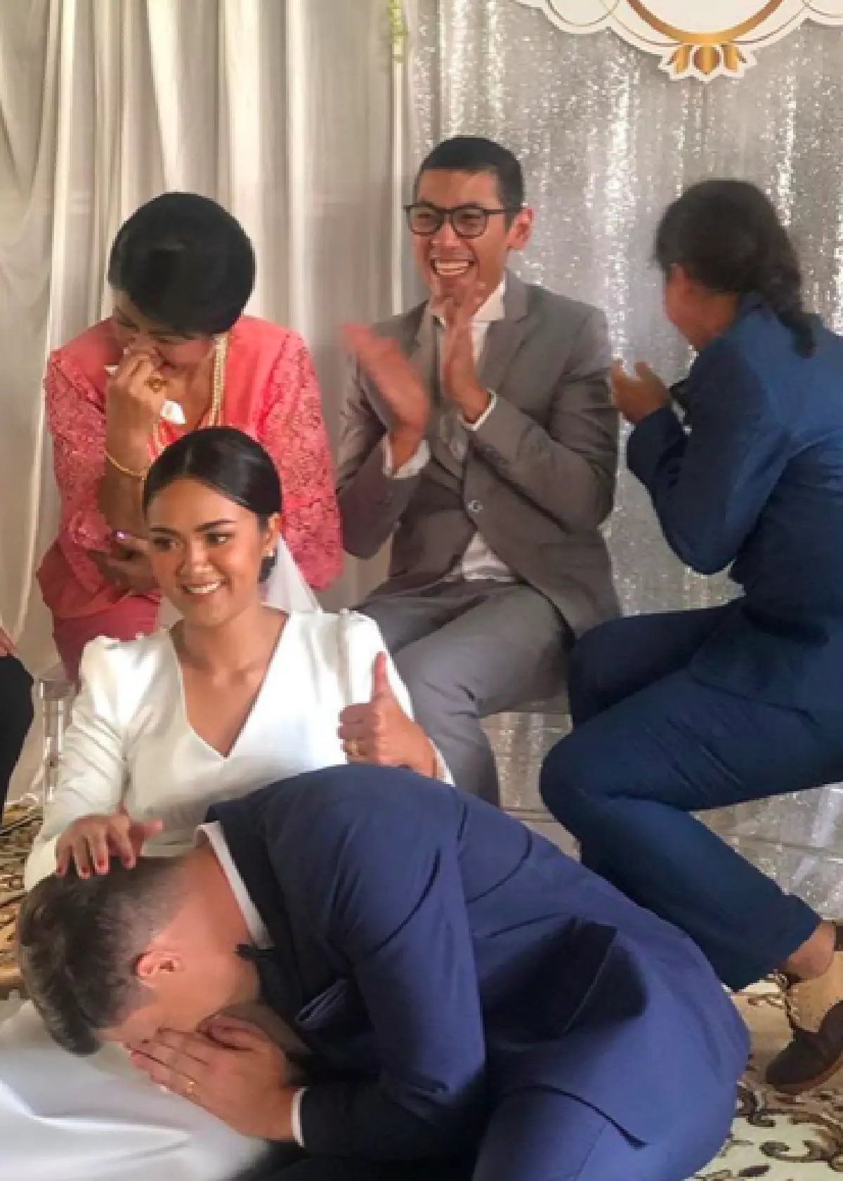 โมเมนต์น่ารัก “ป๋อมแป๋ม” ออกแบบและตัดเย็บชุดเจ้าสาวด้วยตนเอง ให้น้องสาวคนสนิท