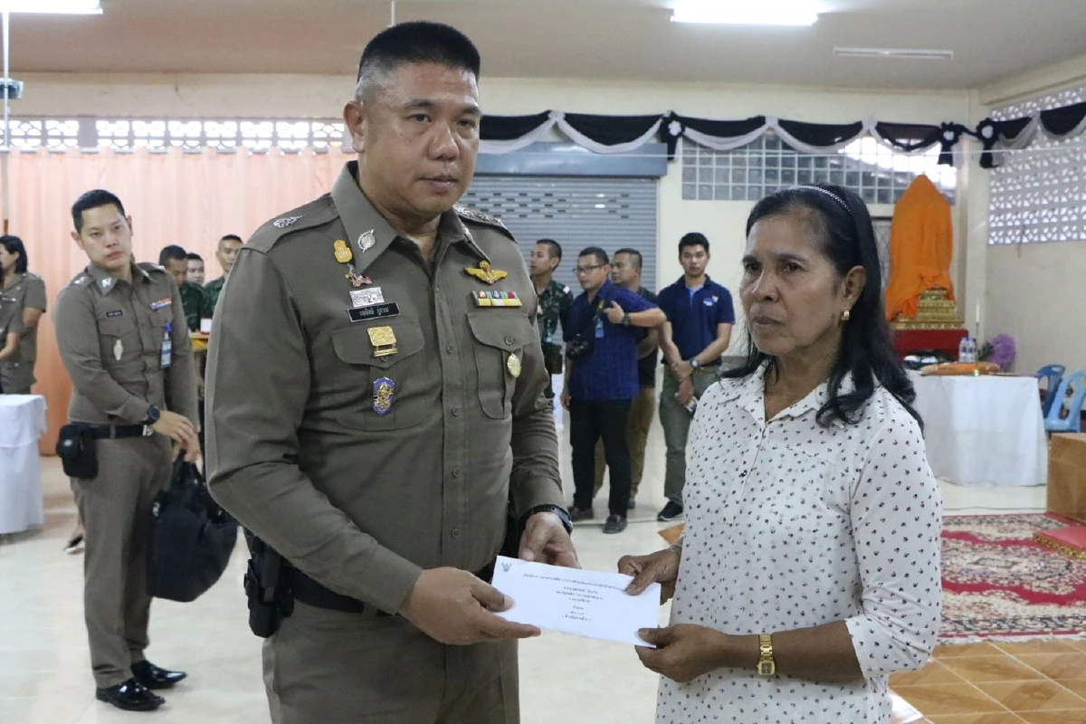 อาลัยผู้กล้า!ผบช.ภ.9รดน้ำศพส.ต.อ.ถูกลอบบึ้มเสียชีวิต