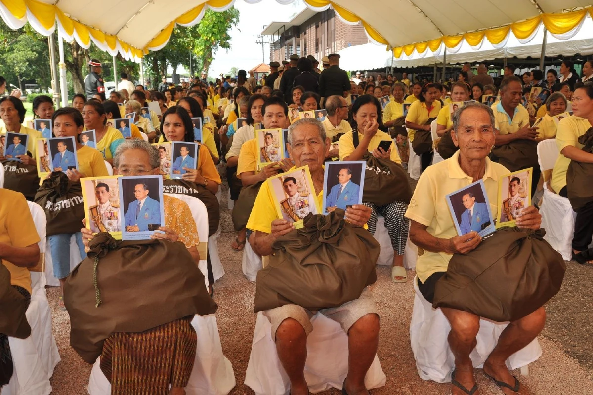 ร.10โปรดเกล้าฯพระราชทานสิ่งของแก่ราษฎรประสบอุทกภัยในจ.ตรัง