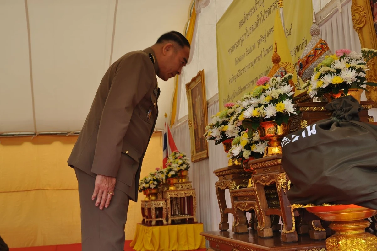 ร.10โปรดเกล้าฯพระราชทานสิ่งของแก่ราษฎรประสบอุทกภัยในจ.ตรัง