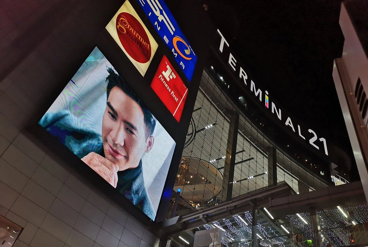 ไม่ธรรมดาวันเกิด 36 ปี! โป๊ป ธนวรรธน์ แฟนคลับทุ่มเซอร์ไพรส์ขึ้นจอ LED ทั่วกรุง