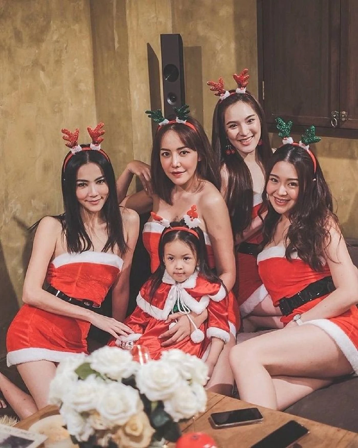 เก็บตกภาพดาราสาวในชุดซานตี้ สวยเซ็กซี่ในวันคริสต์มาส 2018