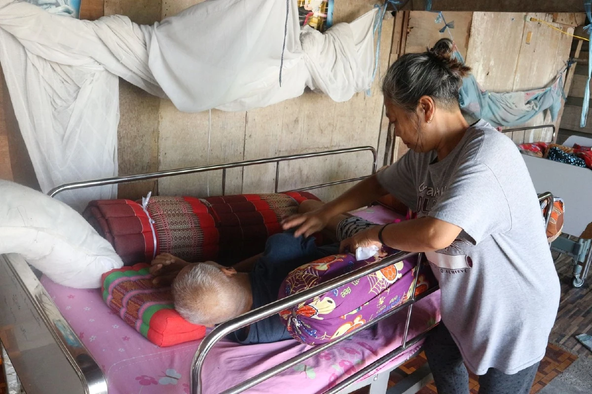 คนดีต้องไม่ถูกทิ้ง!สาวใหญ่ยอดกตัญญูเลี้ยงดูพ่อแม่ป่วยติดเตียงวอนผู้ใจบุญช่วยเหลือ