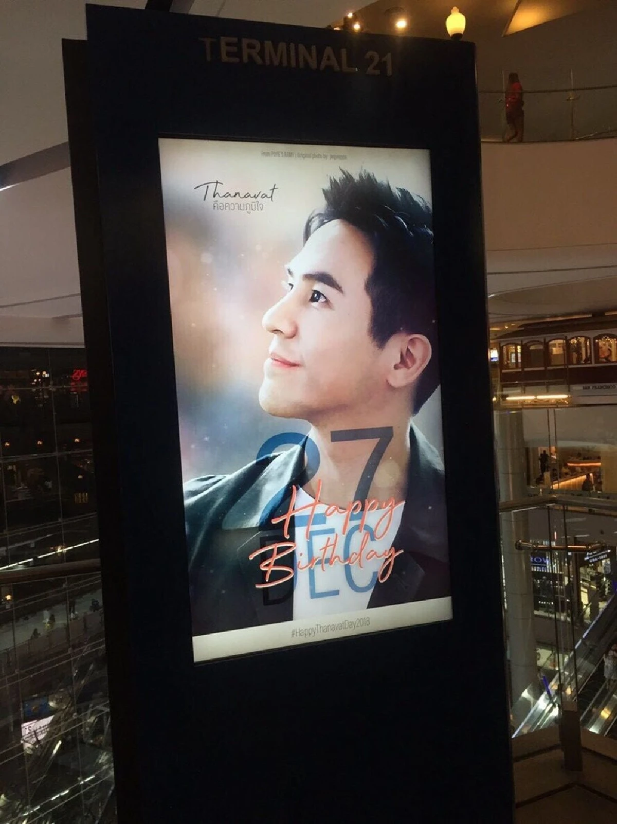 ไม่ธรรมดาวันเกิด 36 ปี! โป๊ป ธนวรรธน์ แฟนคลับทุ่มเซอร์ไพรส์ขึ้นจอ LED ทั่วกรุง