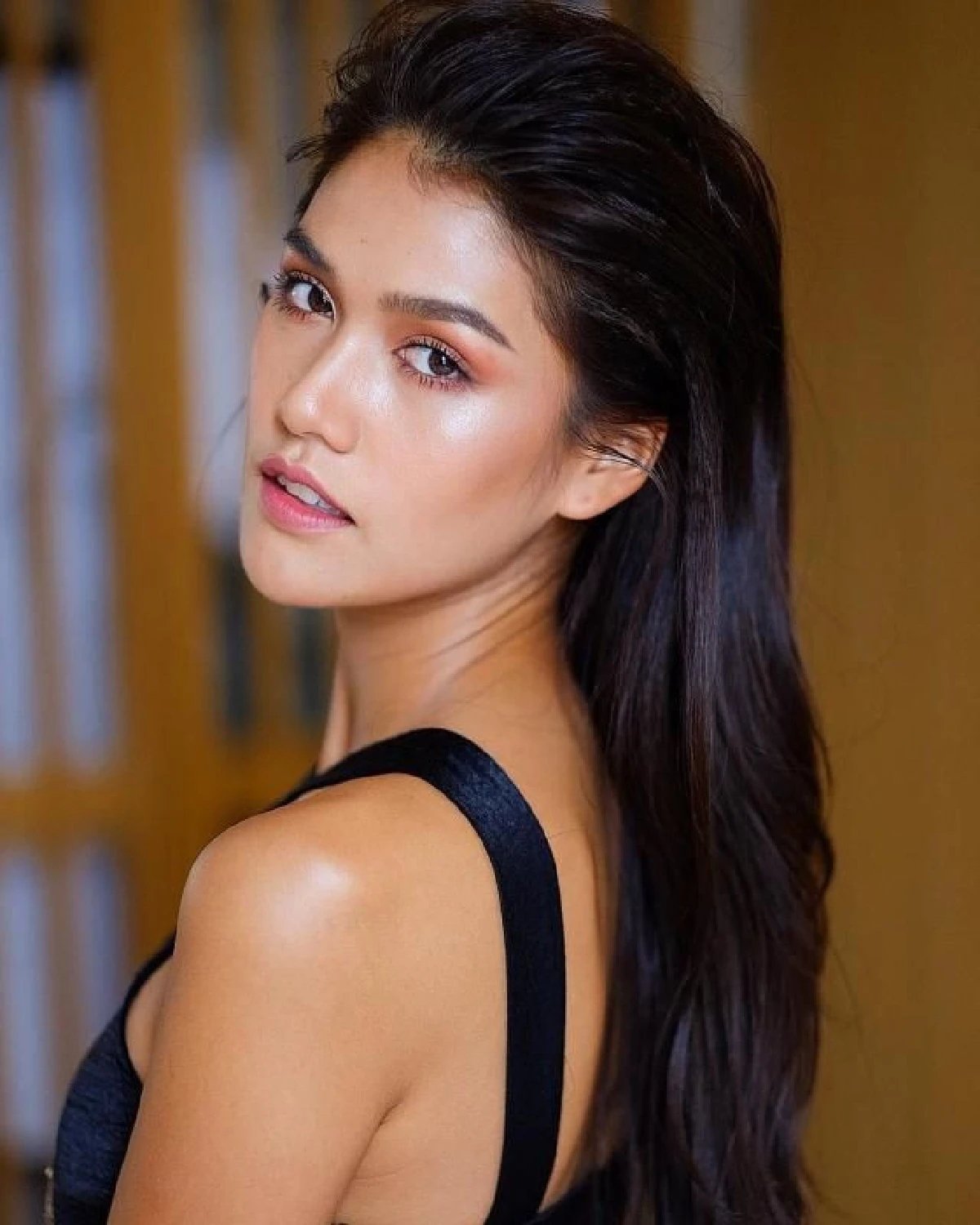 จักรวาลแห่งความสวย! มารีญา-น้ำตาล-แนท-นิ้ง โชว์แผ่นหลังเซ็กซี่ขึ้นปก LIPS