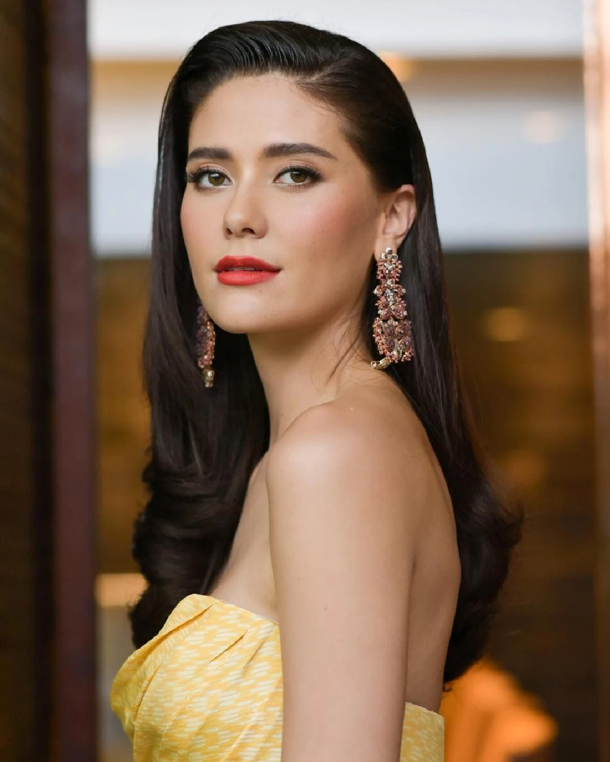 จักรวาลแห่งความสวย! มารีญา-น้ำตาล-แนท-นิ้ง โชว์แผ่นหลังเซ็กซี่ขึ้นปก LIPS