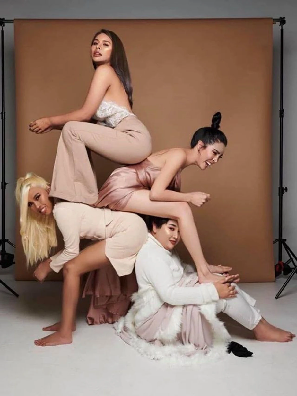 เทรนด์ฮิตมาแรง! เหล่าคนดังเคลมไวโพสท่าสุดเก๋..นั่งต่อเป็นขั้นบันได