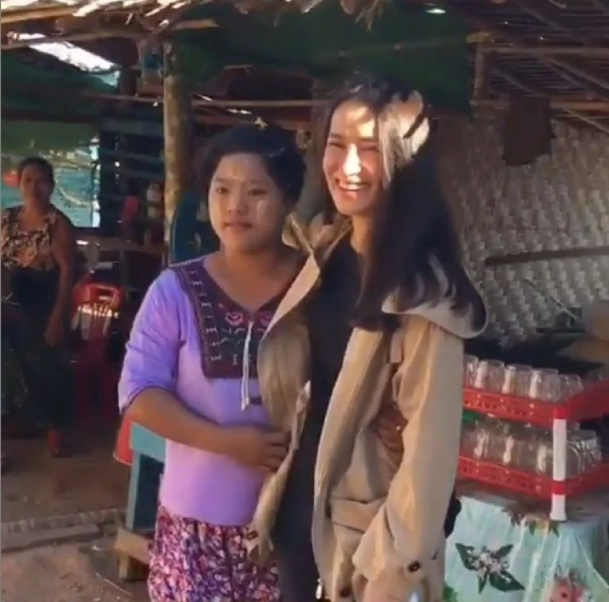 คลิปน่ารัก! แอน ทองประสม ถูกแฟนคลับเมียนมานึกว่าเป็น ญาญ่า