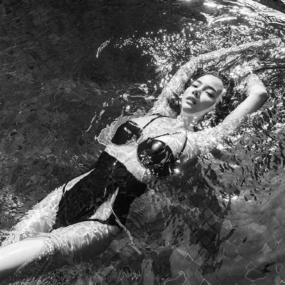 แซ่บส่งท้ายปี! วาววา ณิชารีย์ สวมชุดว่ายน้ำสีเนื้อ โชว์น้อยแต่เซ็กซี่มาก