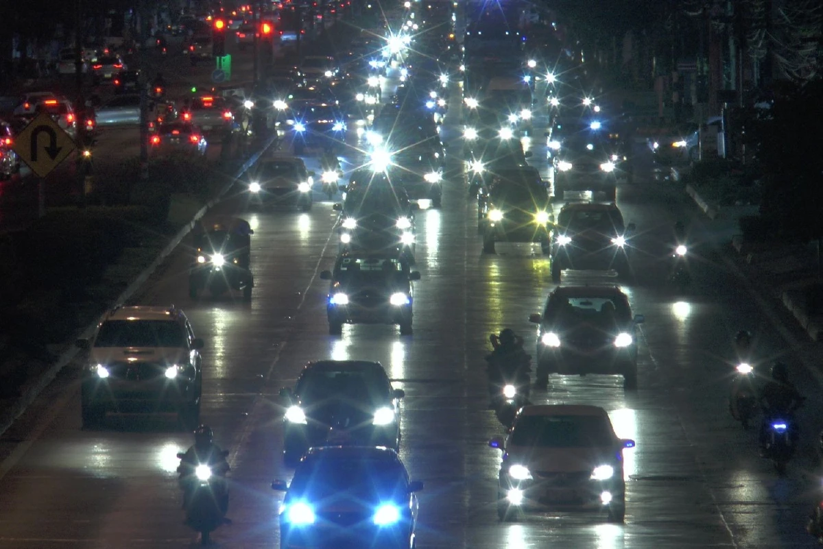 จราจรถนนมิตรภาพโคราชช่วงค่ำรถติดยาวกว่า20กม.เพิ่มช่องพิเศษ2จุด