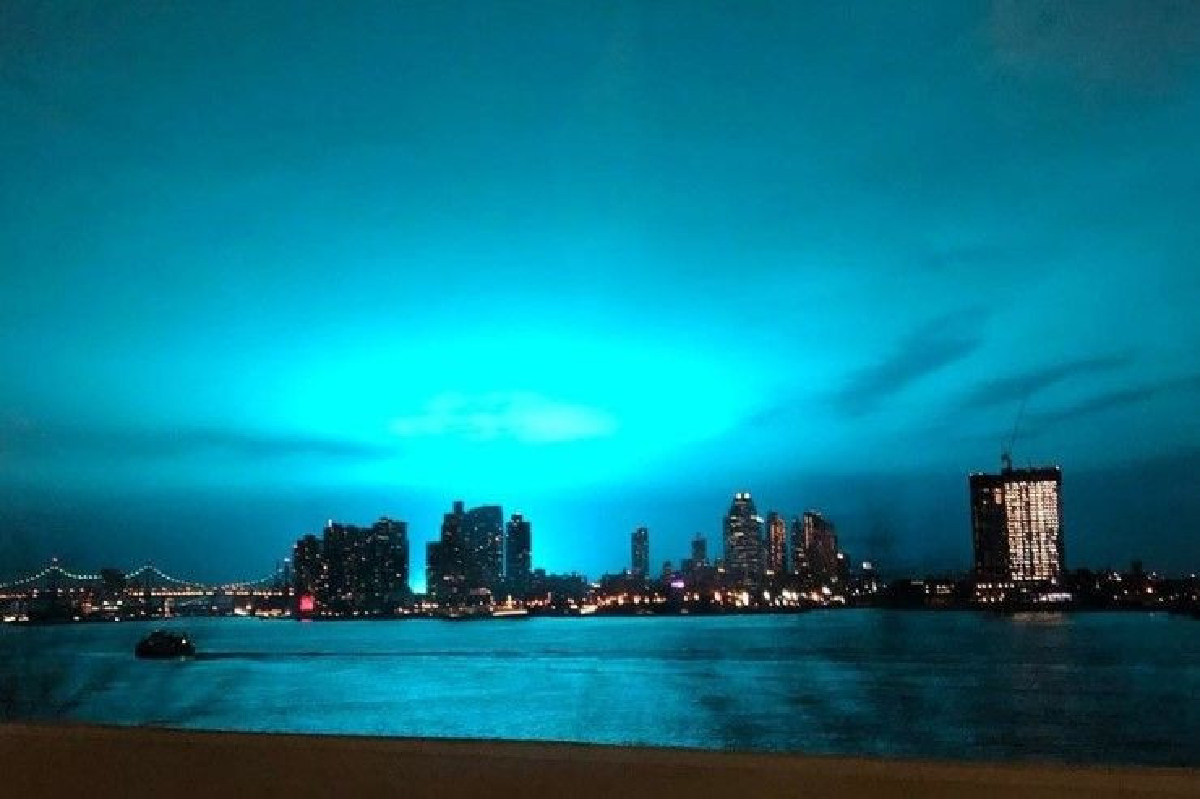 สะพรึง แสงสีฟ้าสว่างจ้าเหนือท้องฟ้านิวยอร์ก สะพรึง แสงสีฟ้าสว่างจ้าเหนือท้องฟ้านิวยอร์ก