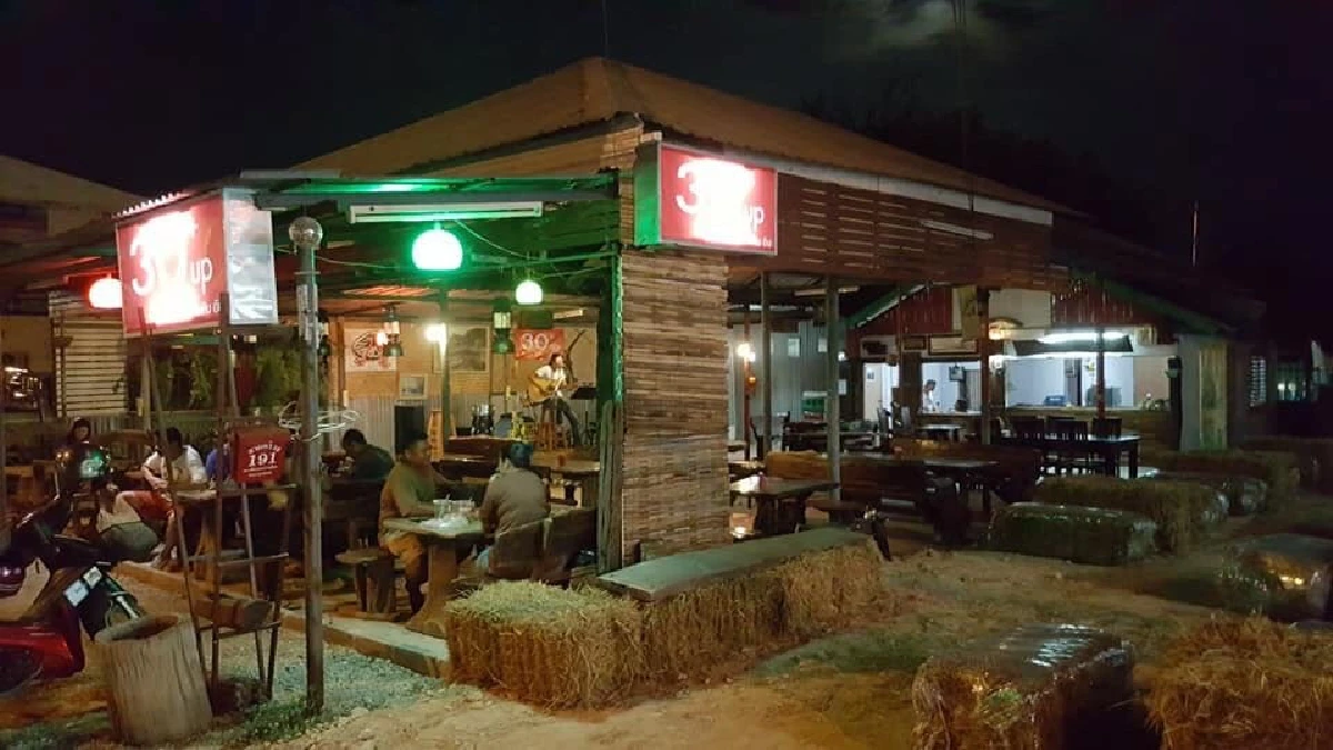 พ่อค้ายิ้ม"ฟางอัดก้อน"ขายดีรับปีใหม่ถูกกว้านซื้อไปตกแต่งสไตล์คันทรี่