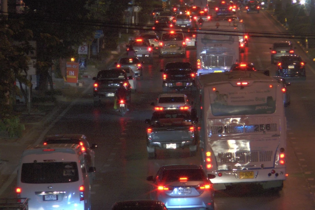 จราจรถนนมิตรภาพโคราชช่วงค่ำรถติดยาวกว่า20กม.เพิ่มช่องพิเศษ2จุด