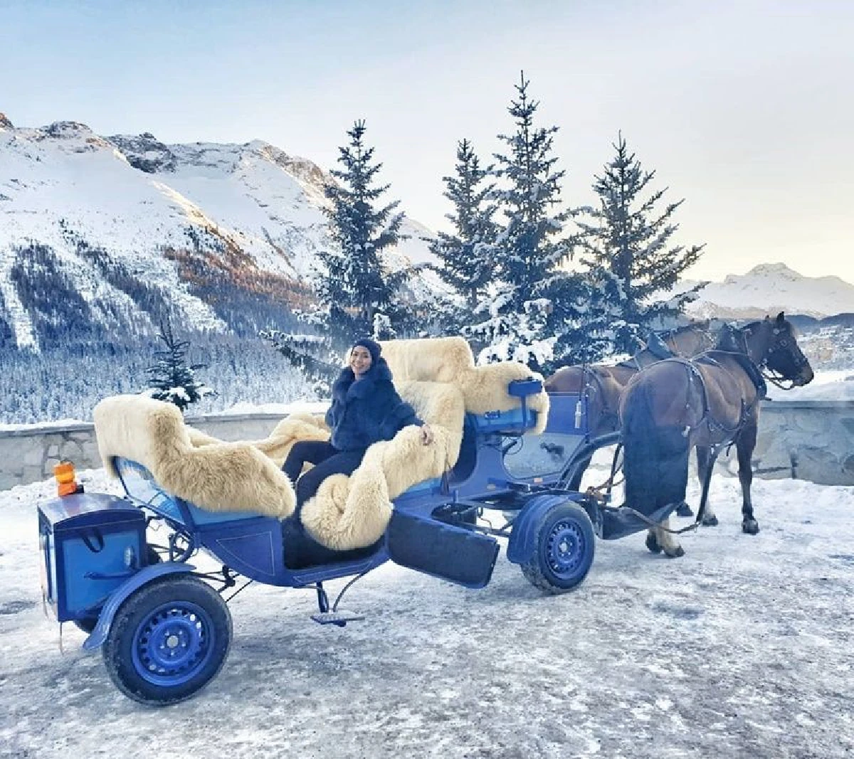 ชีวิตดี๊ดี! กาละแมร์ แช่น้ำร้อนท่ามกลางวิวภูเขาน้ำแข็งสุดอลังการ