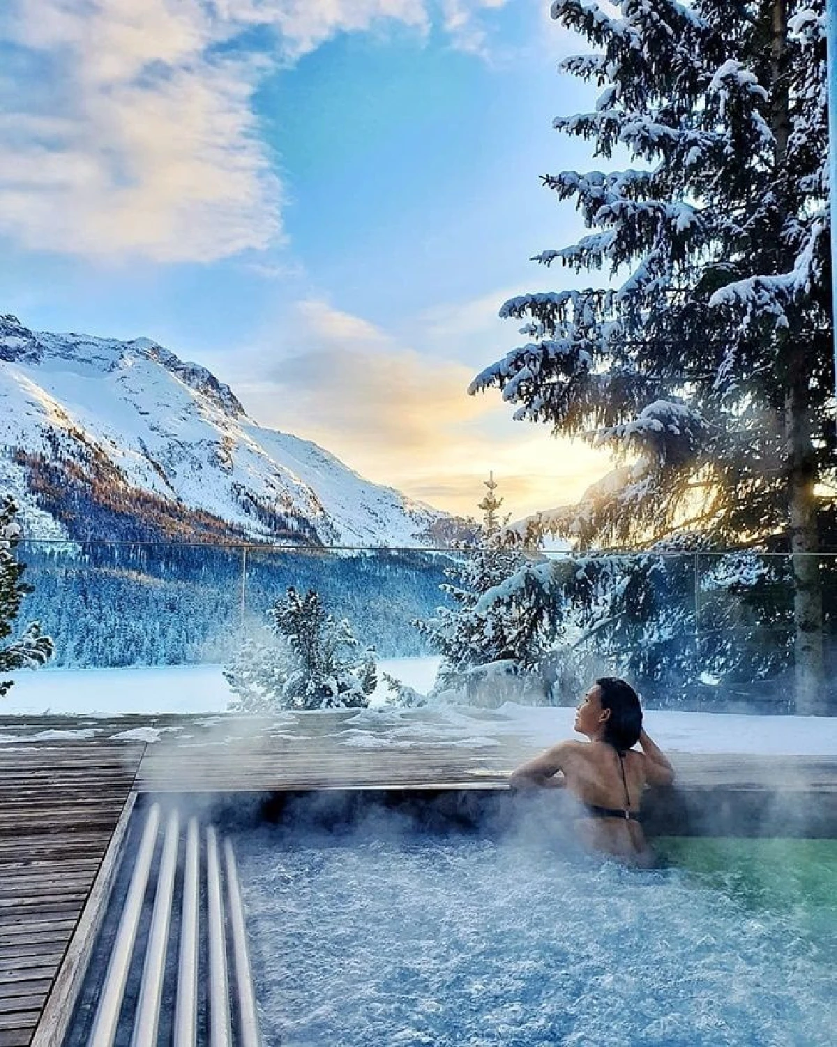 ชีวิตดี๊ดี! กาละแมร์ แช่น้ำร้อนท่ามกลางวิวภูเขาน้ำแข็งสุดอลังการ