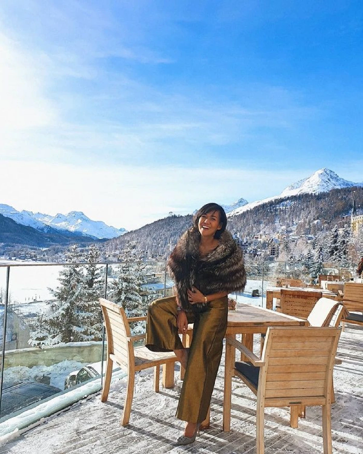 ชีวิตดี๊ดี! กาละแมร์ แช่น้ำร้อนท่ามกลางวิวภูเขาน้ำแข็งสุดอลังการ