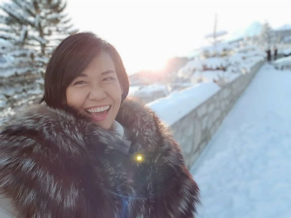 ชีวิตดี๊ดี! กาละแมร์ แช่น้ำร้อนท่ามกลางวิวภูเขาน้ำแข็งสุดอลังการ