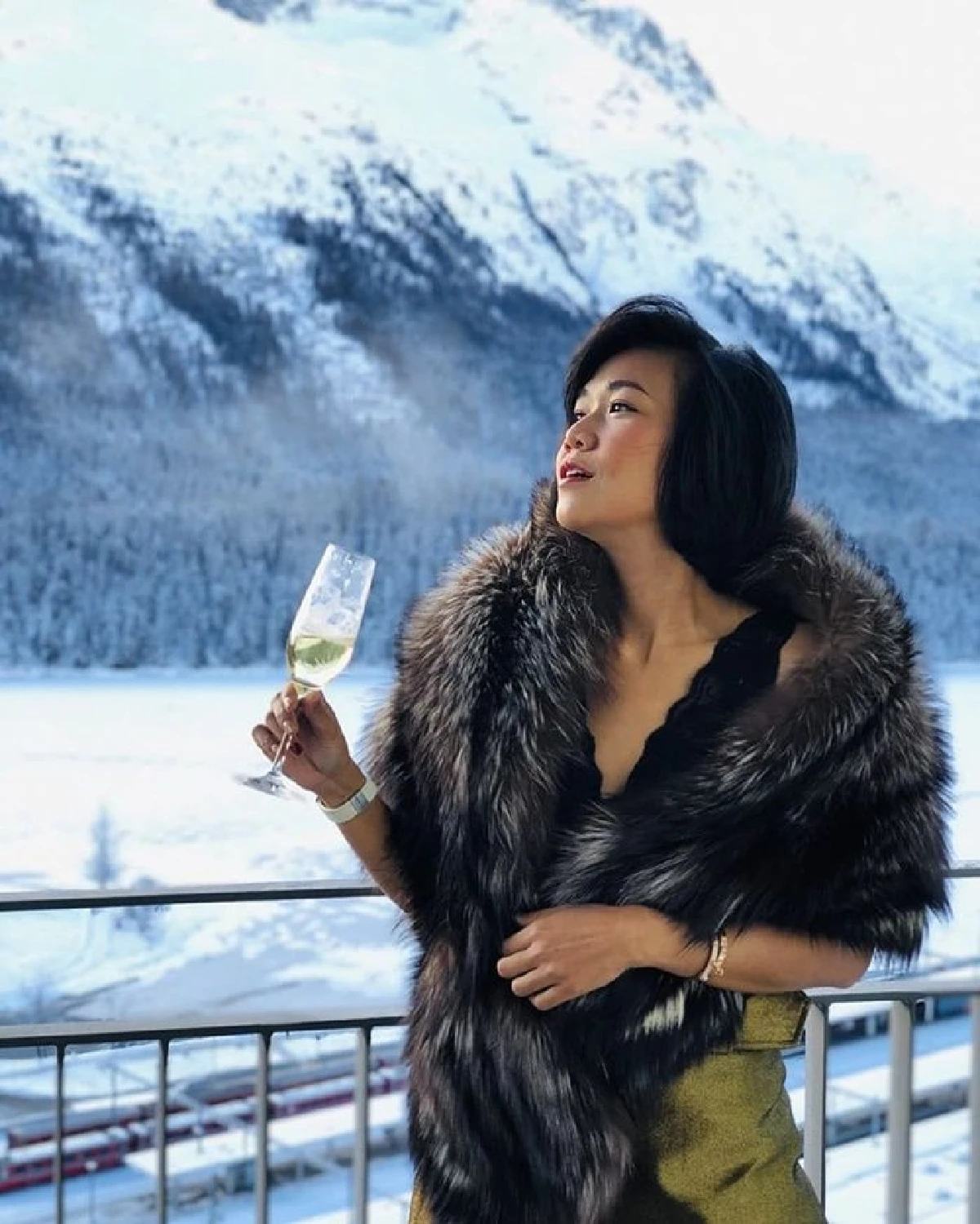 ชีวิตดี๊ดี! กาละแมร์ แช่น้ำร้อนท่ามกลางวิวภูเขาน้ำแข็งสุดอลังการ