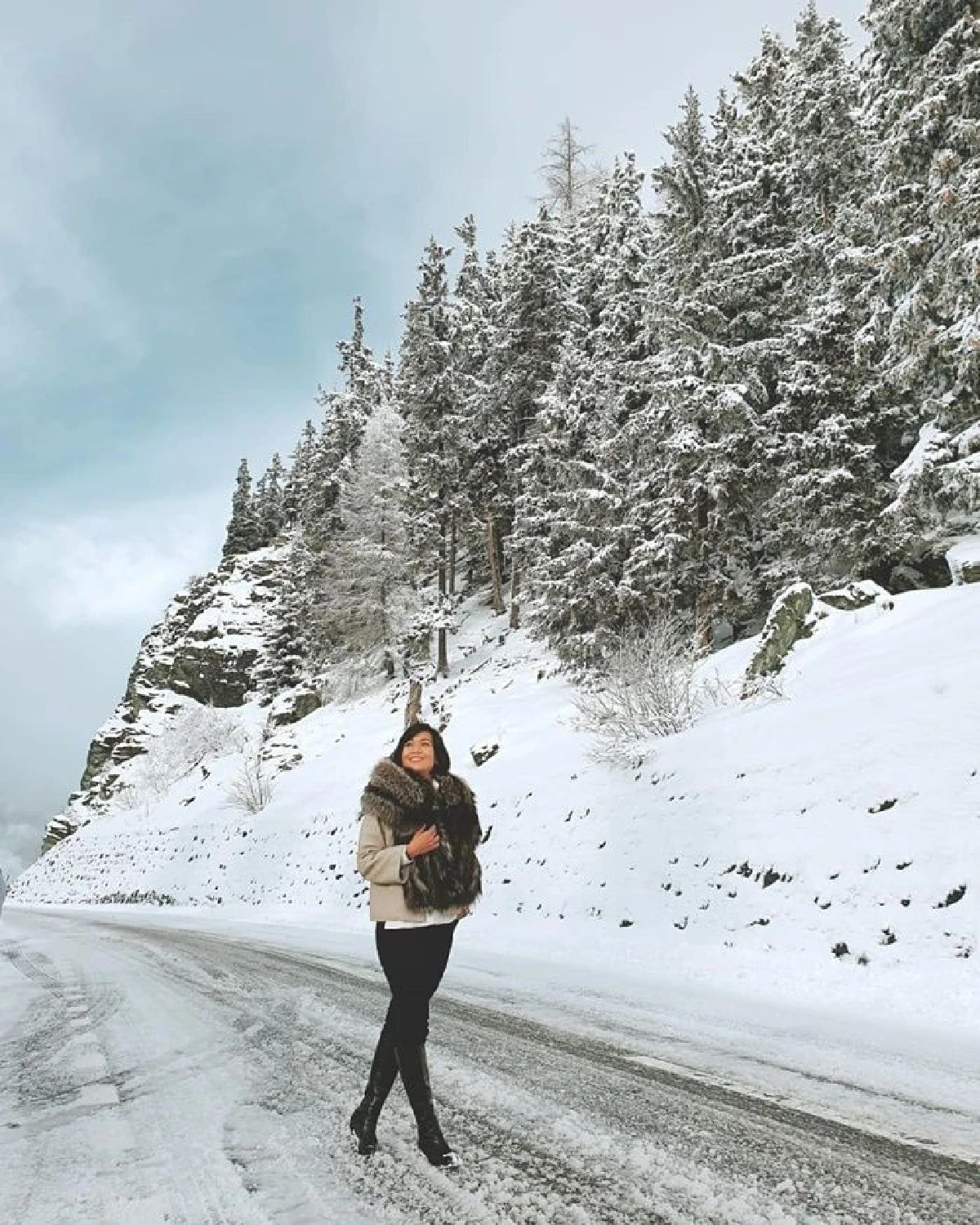 ชีวิตดี๊ดี! กาละแมร์ แช่น้ำร้อนท่ามกลางวิวภูเขาน้ำแข็งสุดอลังการ