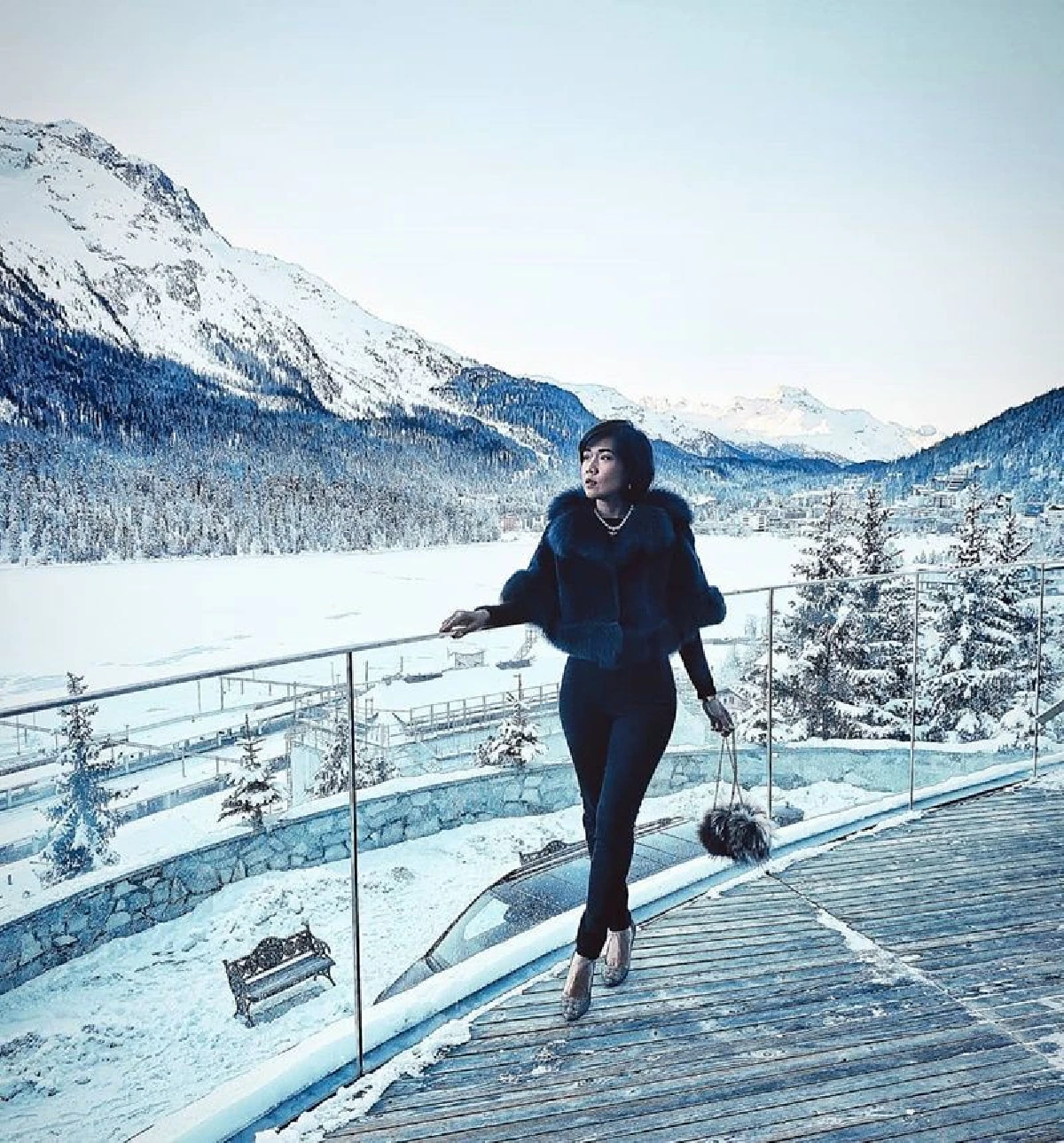 ชีวิตดี๊ดี! กาละแมร์ แช่น้ำร้อนท่ามกลางวิวภูเขาน้ำแข็งสุดอลังการ