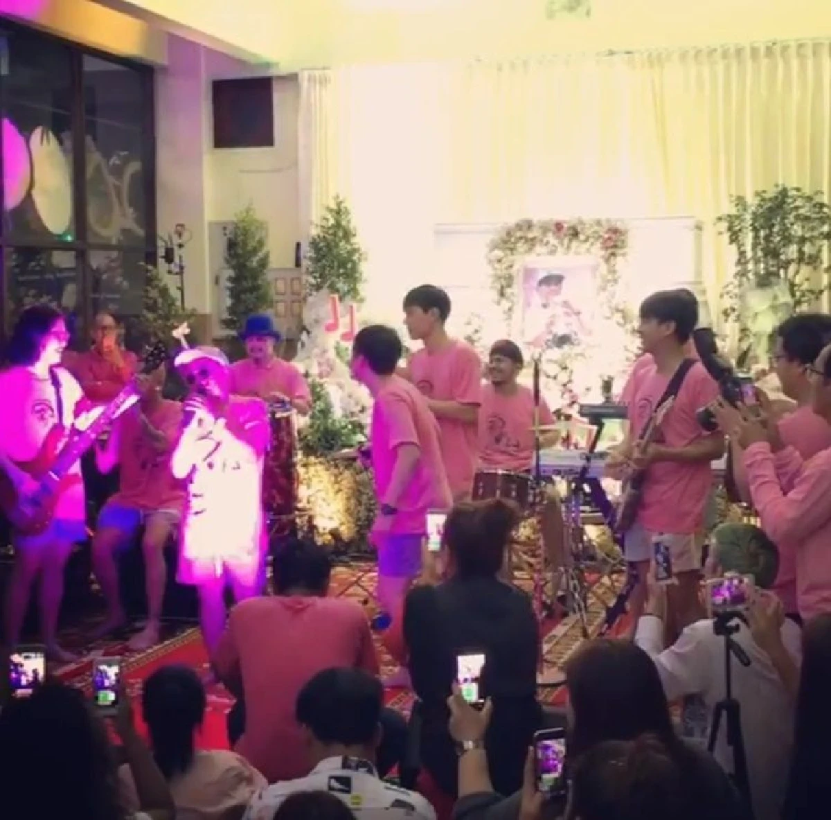 แจ๊ส ชวนชื่น จัดมินิคอนเสิร์ตในงานศพพ่อ บอก พ่อดม มาเซอร์ไพรส์คืนสุดท้าย (คลิป)