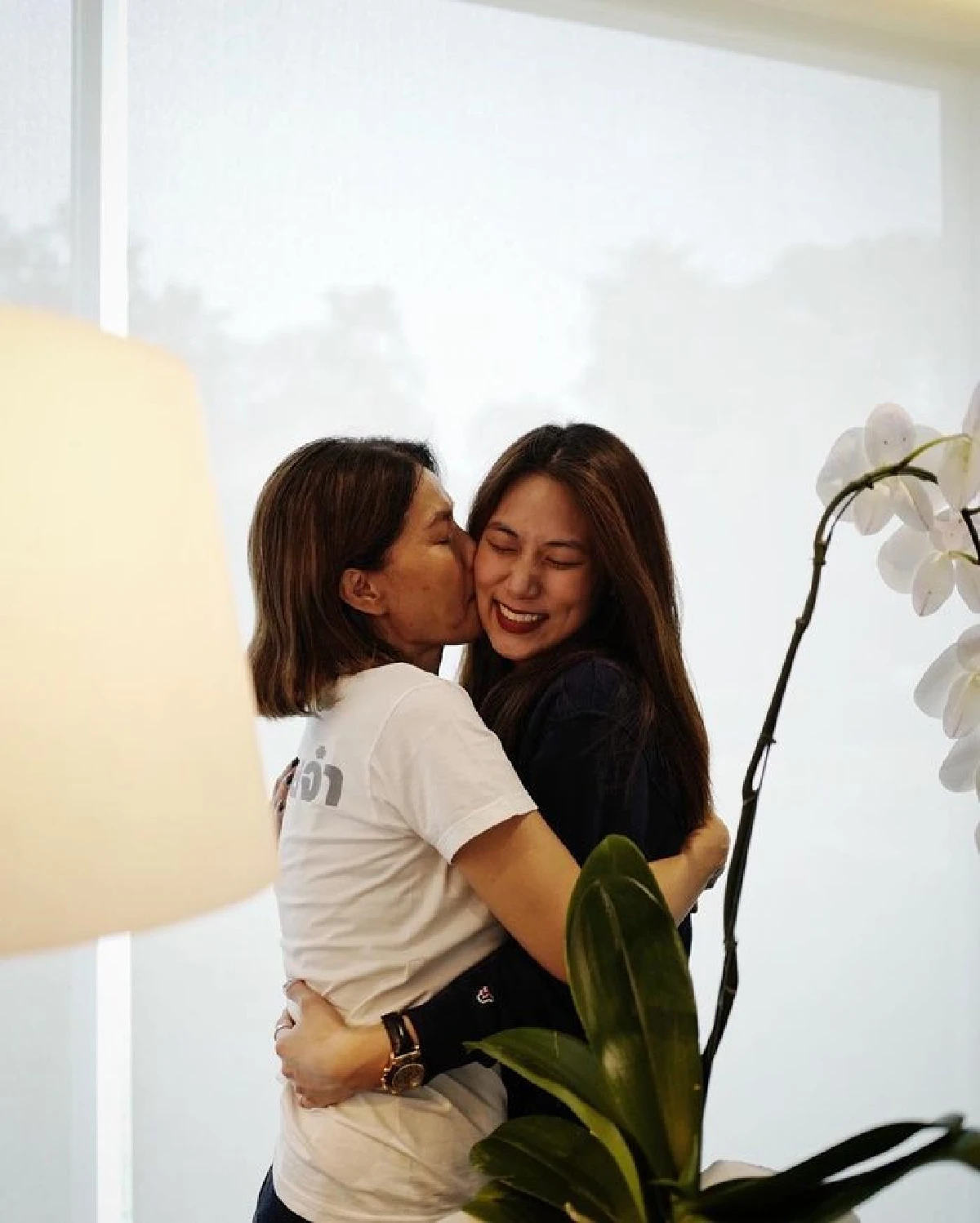 ภาพอบอุ่น! พ่อเอ๋-แม่ตู่ พร้อมหน้าฉลองวันเกิดย้อนหลังให้ น้องเพลง