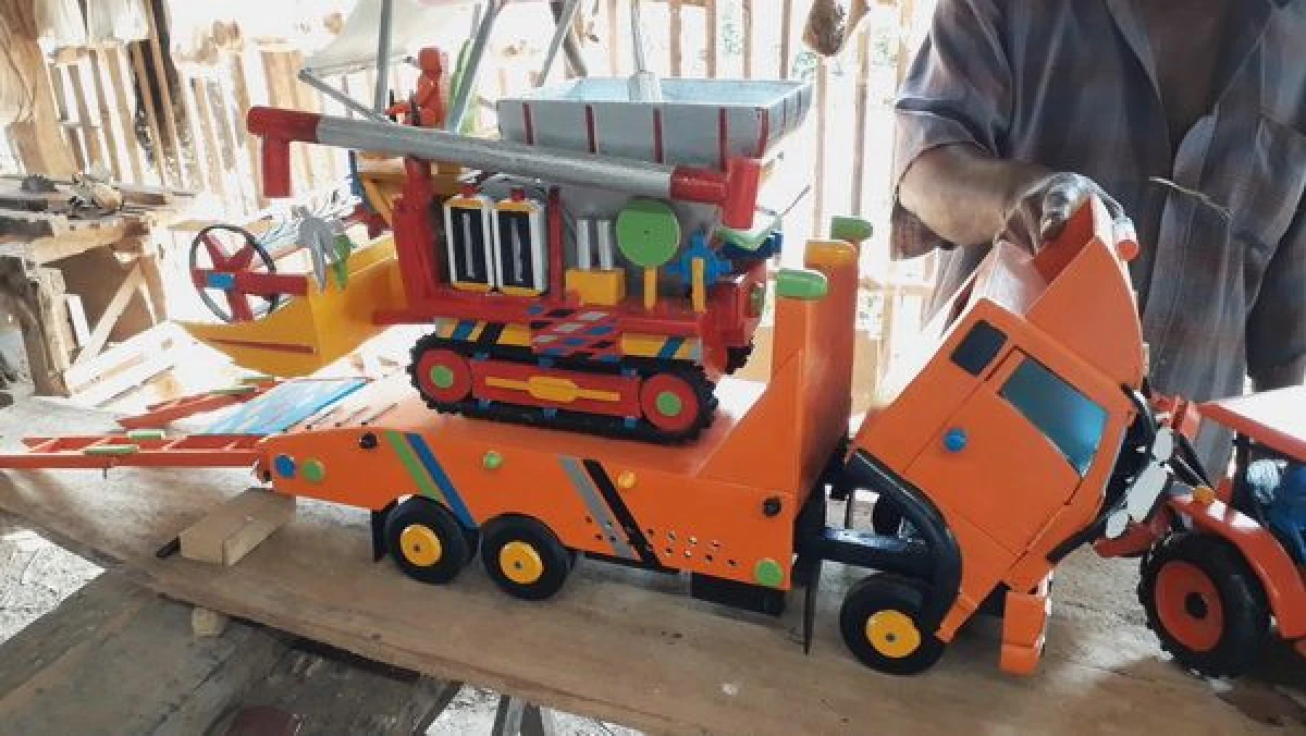 ทึ่ง!ลุงชาวนาใช้จินตานาการสร้างโมเดลรถจากเศษไม้สัก