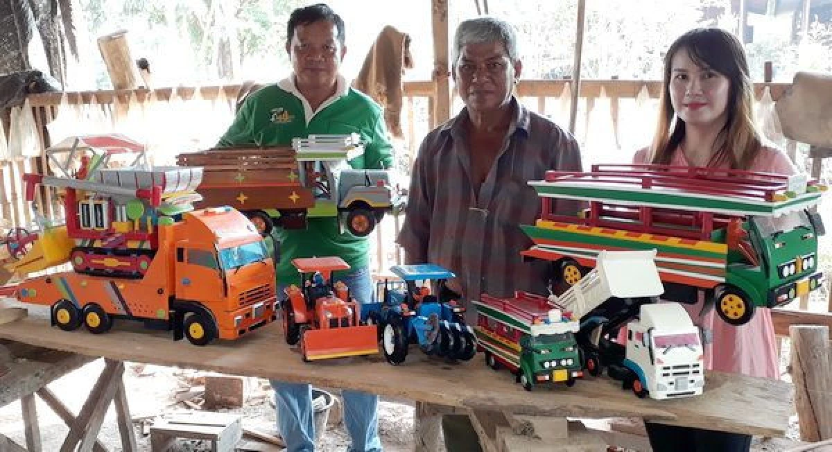 ทึ่ง!ลุงชาวนาใช้จินตานาการสร้างโมเดลรถจากเศษไม้สัก