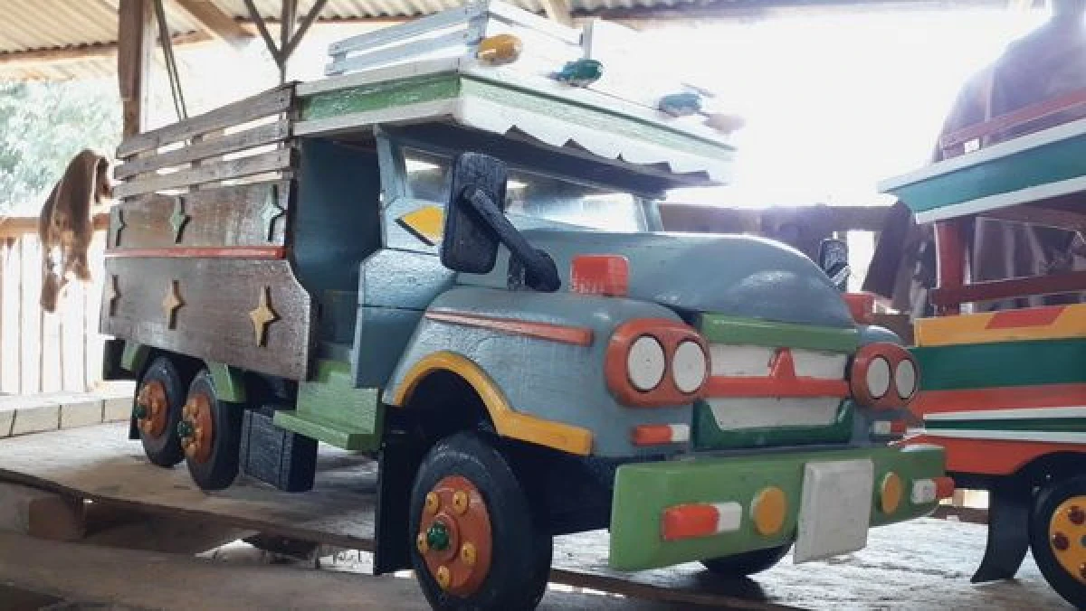 ทึ่ง!ลุงชาวนาใช้จินตานาการสร้างโมเดลรถจากเศษไม้สัก