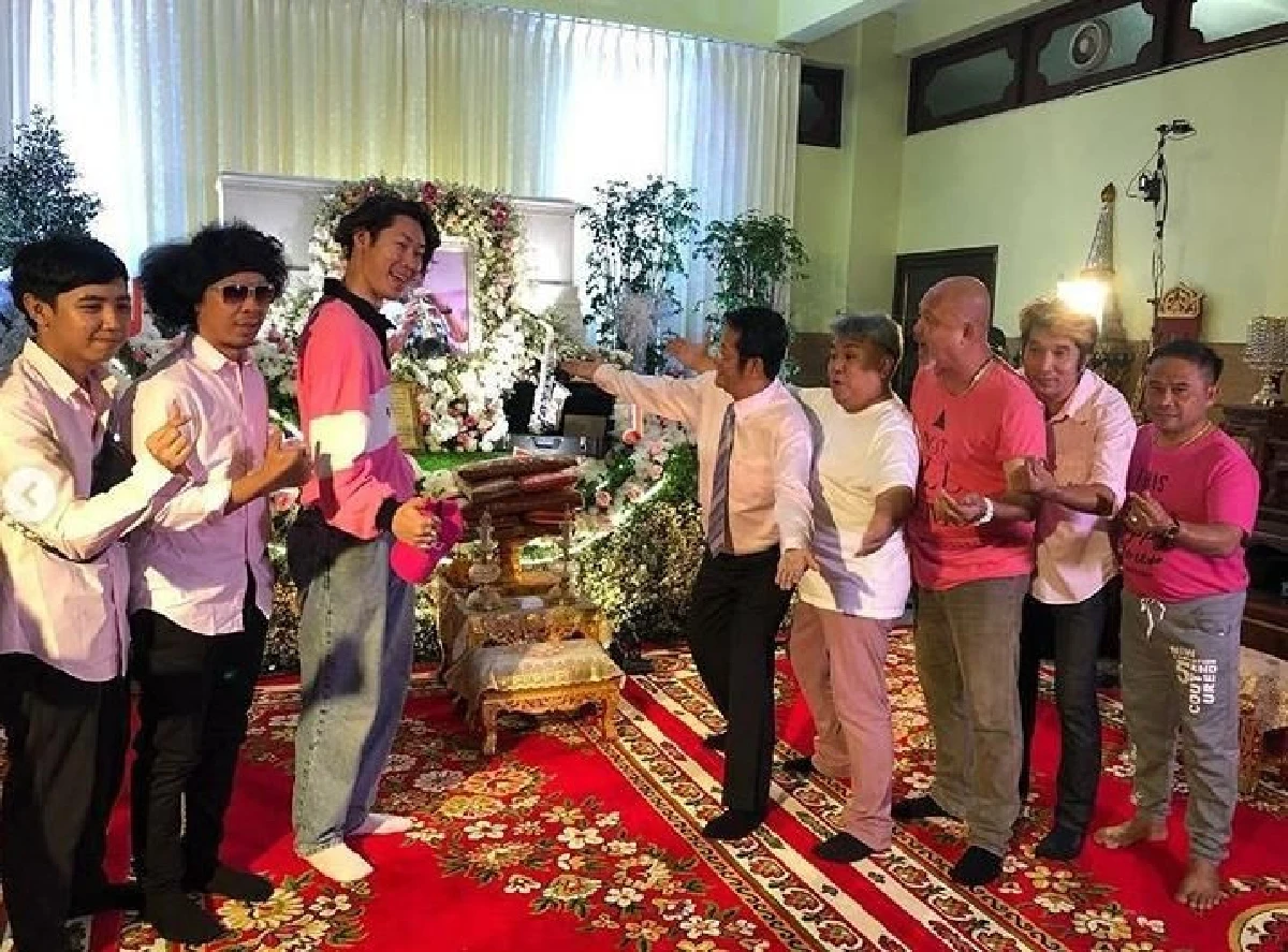 แจ๊ส ชวนชื่น จัดมินิคอนเสิร์ตในงานศพพ่อ บอก พ่อดม มาเซอร์ไพรส์คืนสุดท้าย (คลิป)