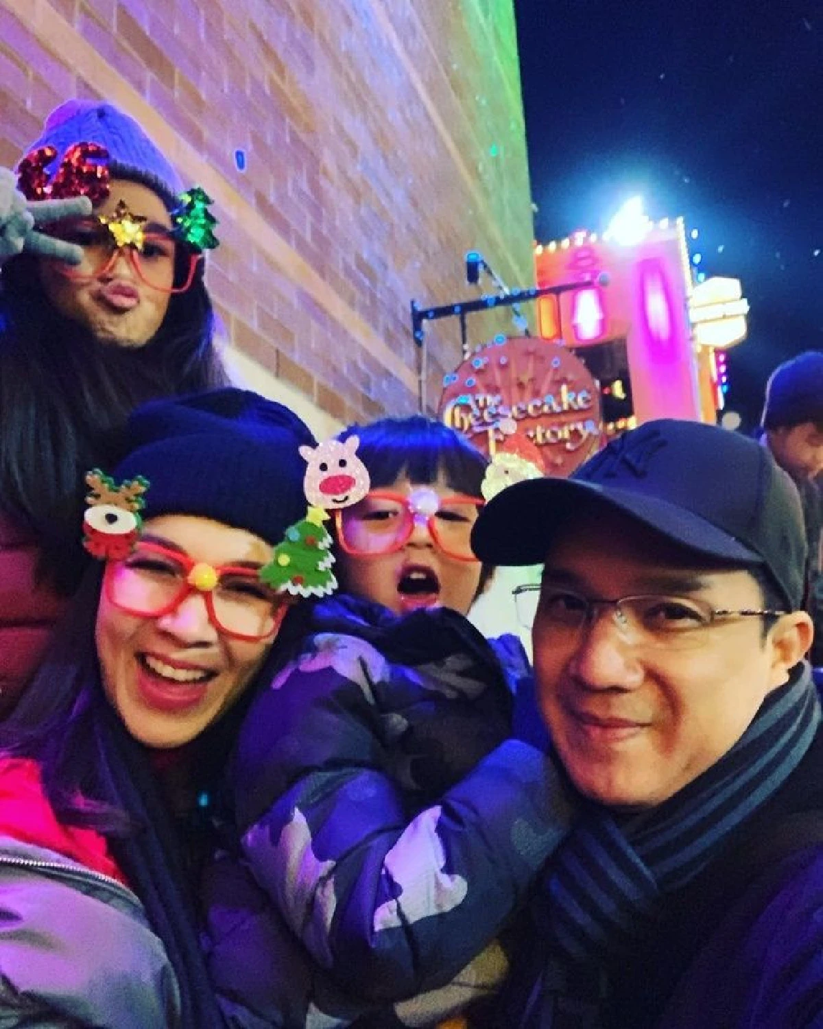 ครอบครัวสุขสันต์! กบ-บรู๊ค พาลูกๆ บินลัดฟ้าเล่นหิมะฉลองปีใหม่ที่อเมริกา