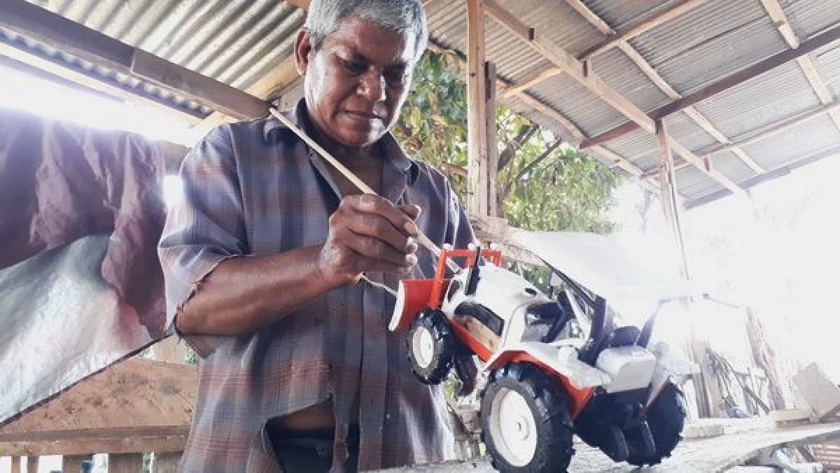 ทึ่ง!ลุงชาวนาใช้จินตานาการสร้างโมเดลรถจากเศษไม้สัก