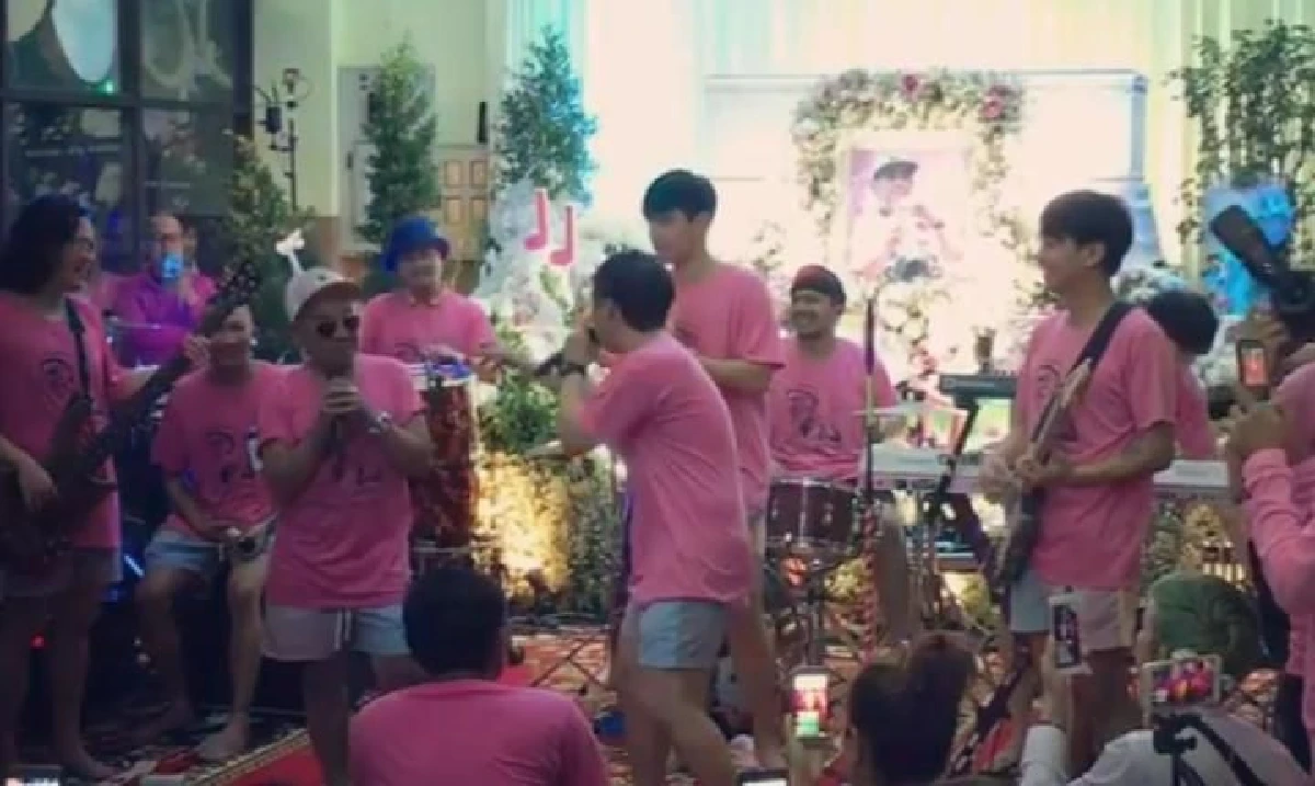 แจ๊ส ชวนชื่น จัดมินิคอนเสิร์ตในงานศพพ่อ บอก พ่อดม มาเซอร์ไพรส์คืนสุดท้าย (คลิป)