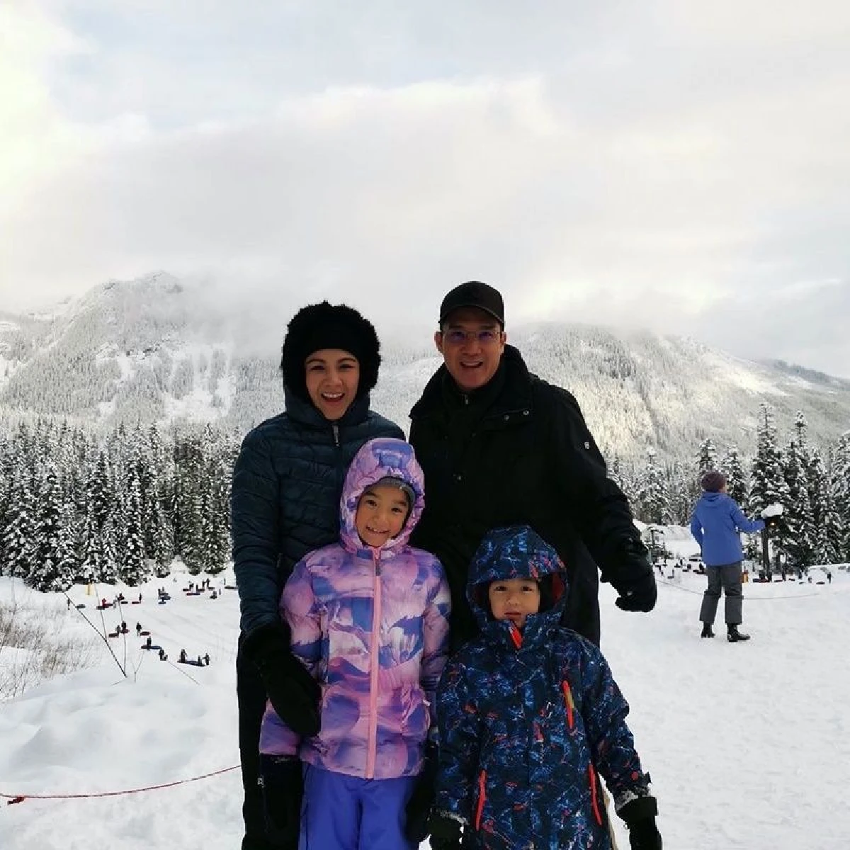 ครอบครัวสุขสันต์! กบ-บรู๊ค พาลูกๆ บินลัดฟ้าเล่นหิมะฉลองปีใหม่ที่อเมริกา