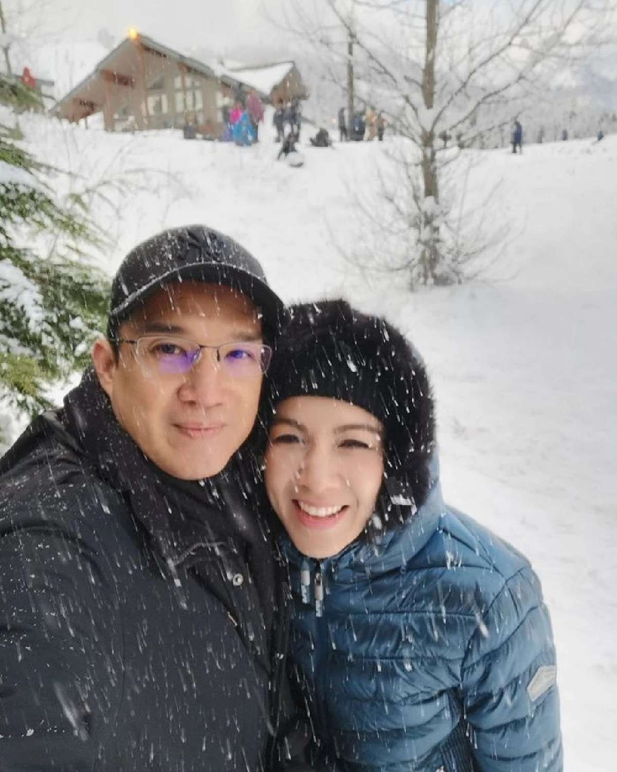 ครอบครัวสุขสันต์! กบ-บรู๊ค พาลูกๆ บินลัดฟ้าเล่นหิมะฉลองปีใหม่ที่อเมริกา