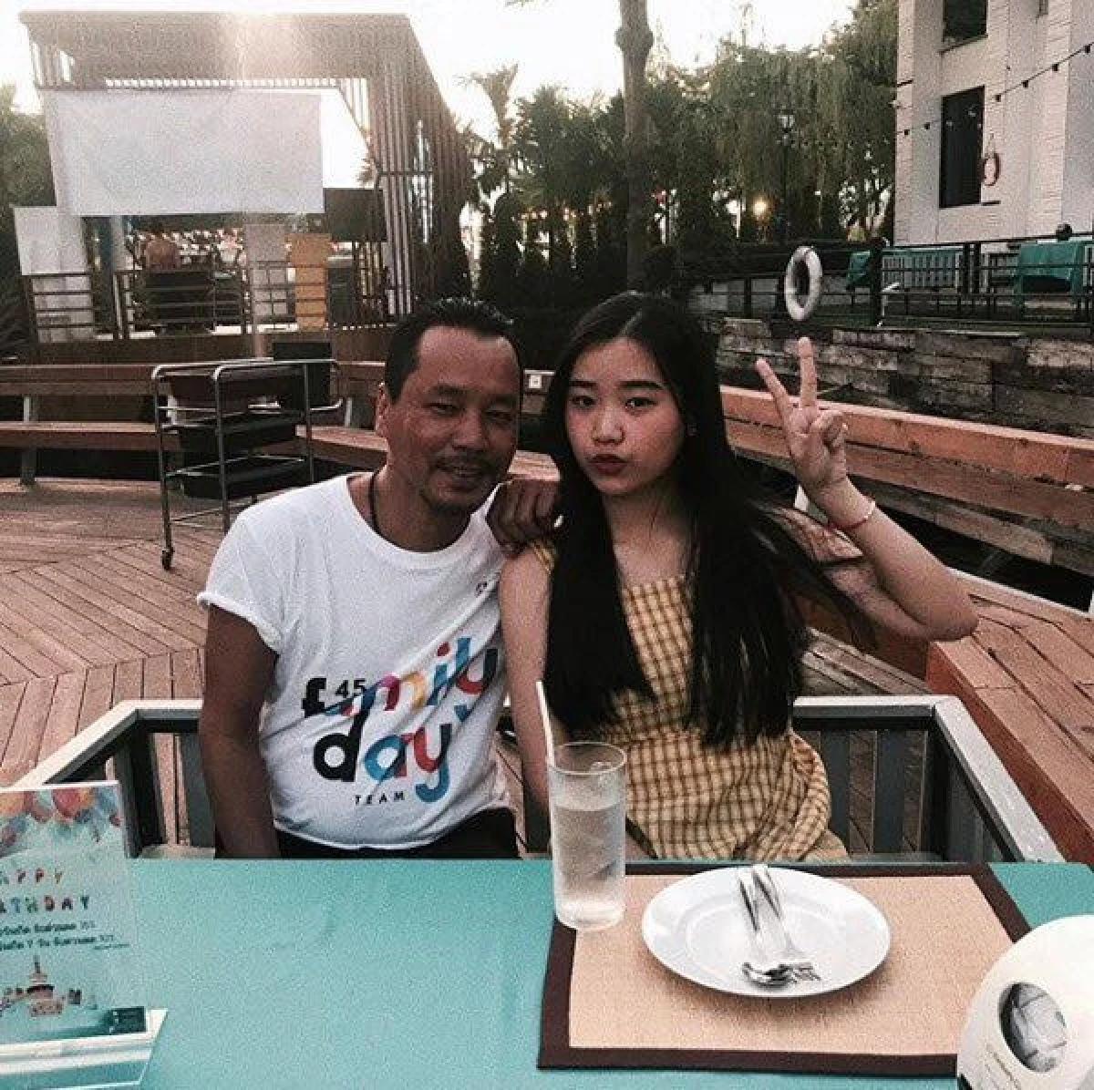 เท่ง เถิดเทิง โผล่กินข้าวกับลูกสาว ซื้อกีตาร์ให้เป็นของขวัญปีใหม่