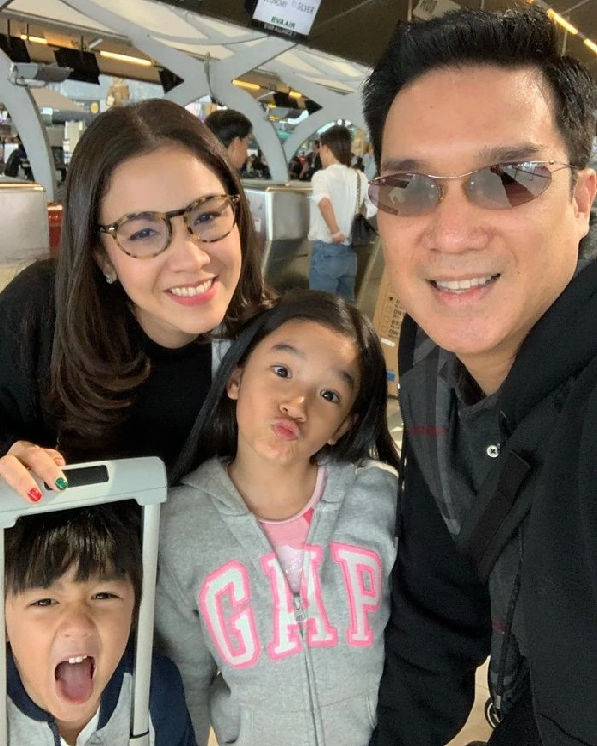 ครอบครัวสุขสันต์! กบ-บรู๊ค พาลูกๆ บินลัดฟ้าเล่นหิมะฉลองปีใหม่ที่อเมริกา