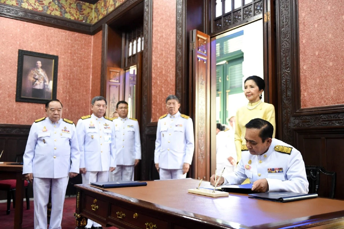 บิ๊กตู่ลงนามถวายพระพรสมเด็จพระเจ้าอยู่หัวเนื่องในโอกาสวันขึ้นปีใหม่