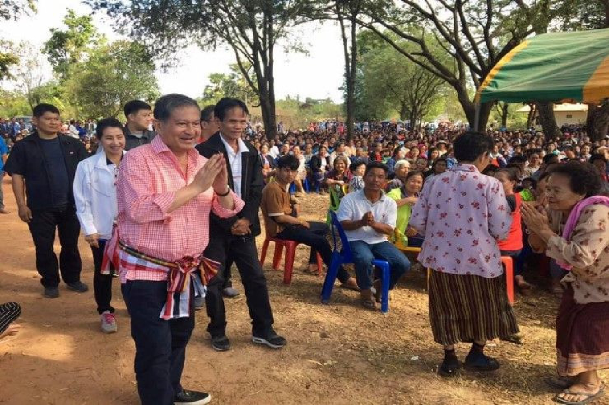 เฉลิม ซาบซึ้งชาวอีสานที่แห่มาฟังการเดินสายปราศรัย เฉลิม ซาบซึ้งชาวอีสานที่แห่มาฟังการเดินสายปราศรัย
