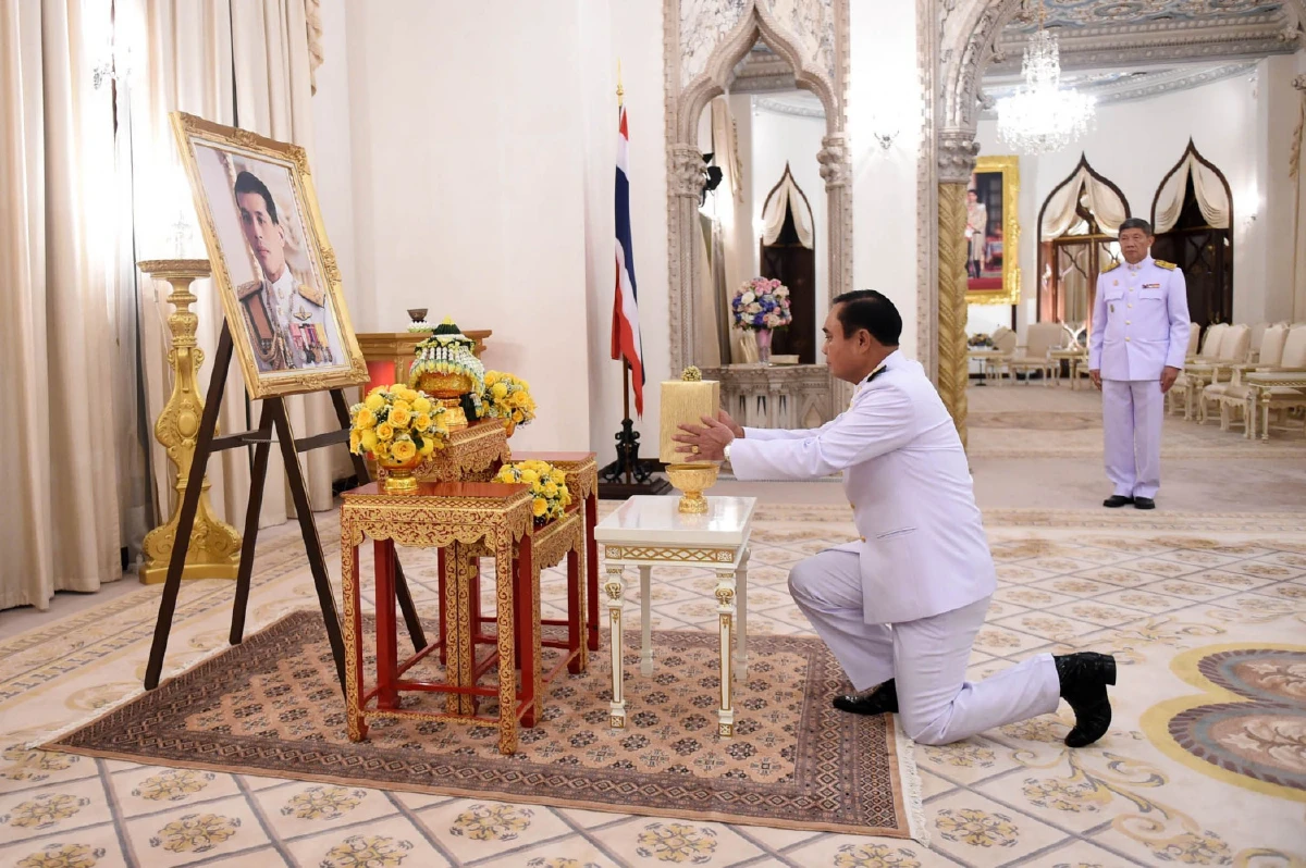 สมเด็จพระเจ้าอยู่หัวพระราชทานของขวัญปีใหม่นายกฯ