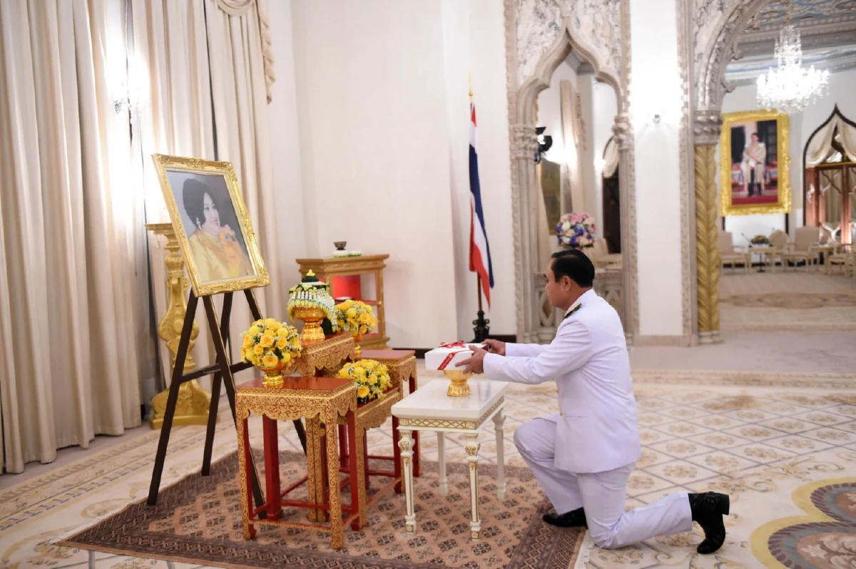 สมเด็จพระเจ้าอยู่หัวพระราชทานของขวัญปีใหม่นายกฯ