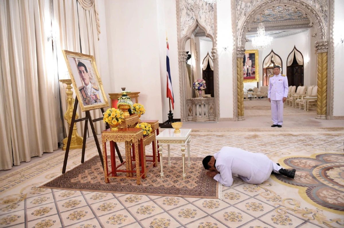 สมเด็จพระเจ้าอยู่หัวพระราชทานของขวัญปีใหม่นายกฯ