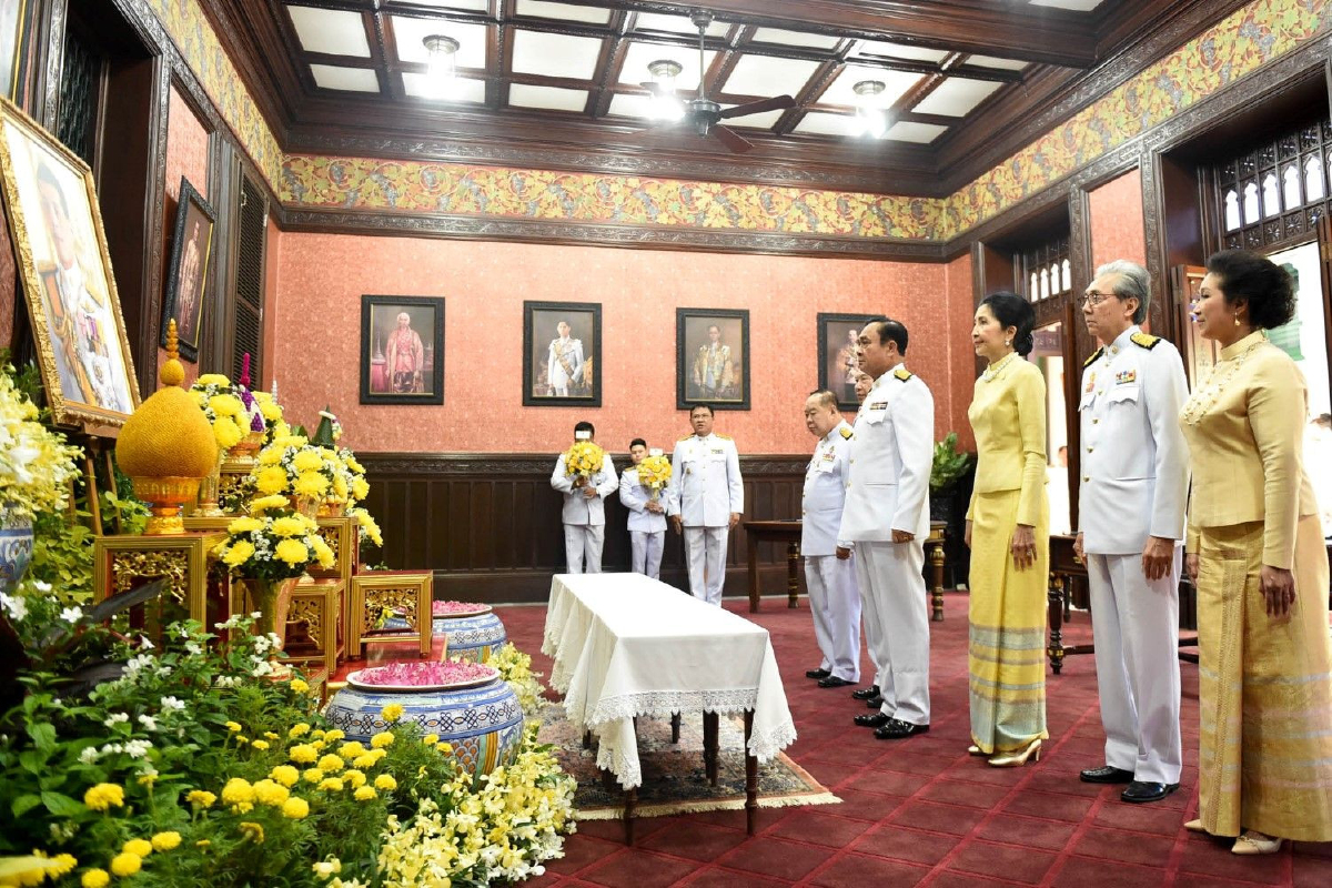 บิ๊กตู่ลงนามถวายพระพรสมเด็จพระเจ้าอยู่หัวเนื่องในโอกาสวันขึ้นปีใหม่ บิ๊กตู่ลงนามถวายพระพรสมเด็จพระเจ้าอยู่หัวเนื่องในโอกาสวันขึ้นปีใหม่