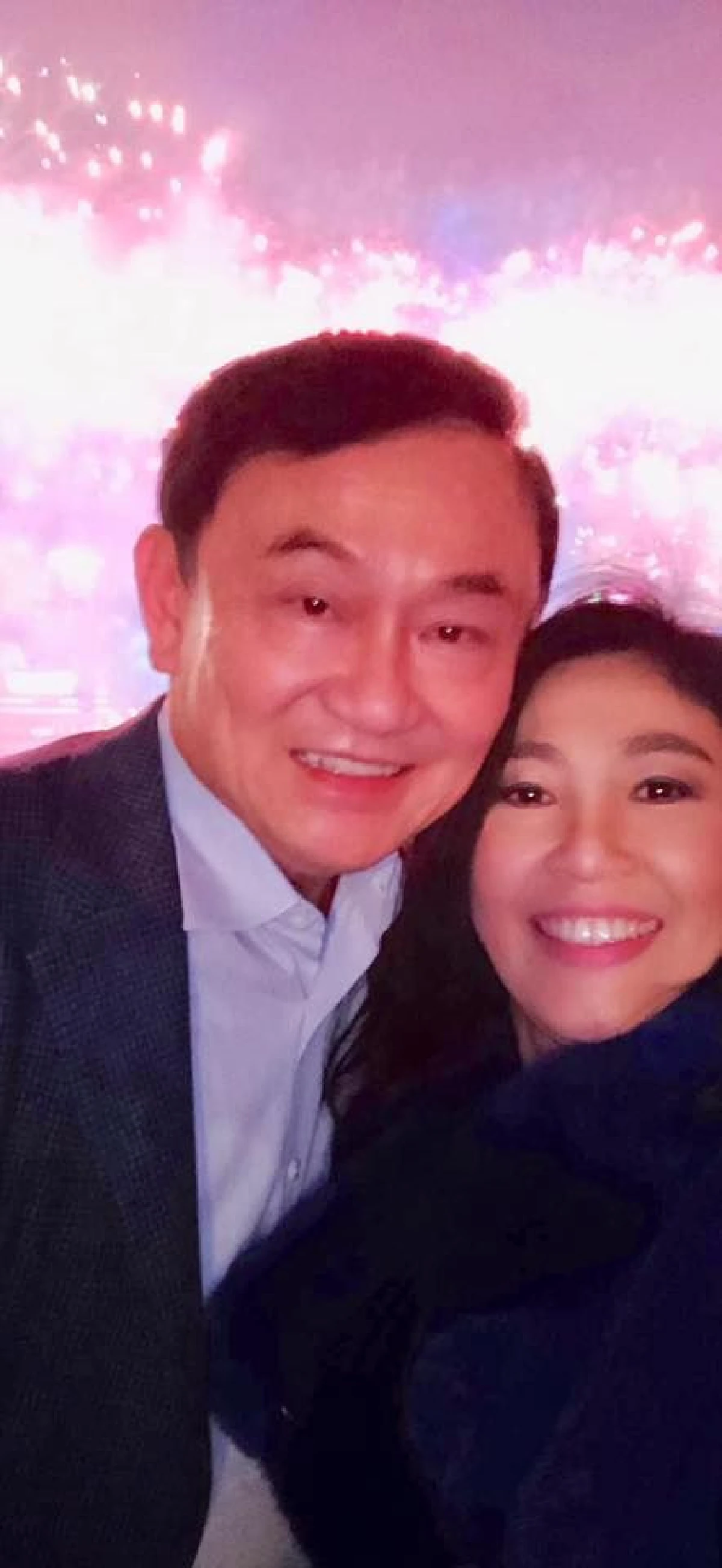 "ปู"โชว์รูปคู่"แม้ว" ระหว่างเคาท์ดาวน์ปีใหม่ที่ฮ่องกง