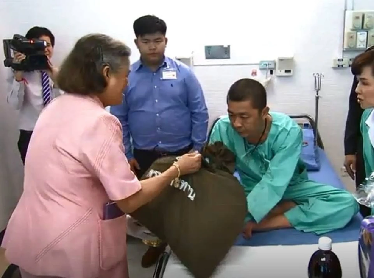 สมเด็จพระเทพฯทรงเยี่ยมและพระราชทานของขวัญแก่ทหารที่บาดเจ็บ
