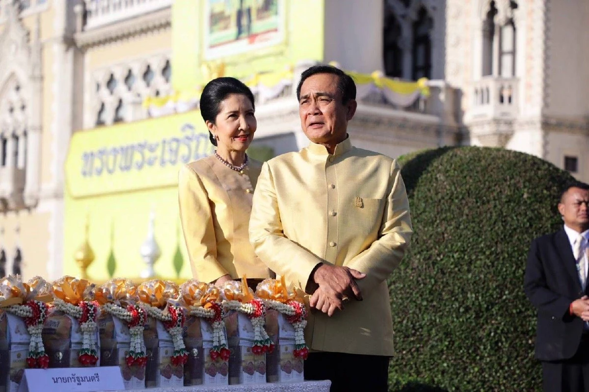 บิ๊กตู่นำครม.ทำบุญตักบาตรปีใหม่ที่ทำเนียบฯก่อนถกครม.