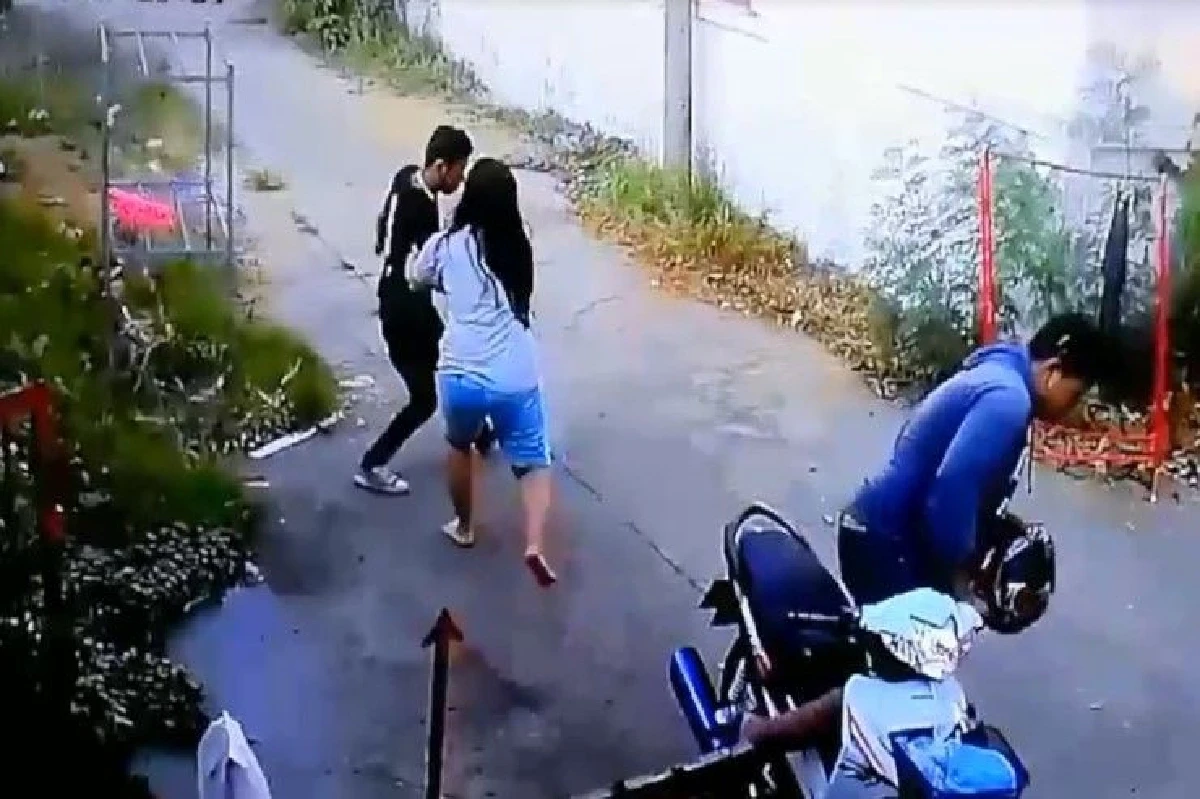 สุดยอดมนุษย์เมีย! หนุ่มเมาเข้าบ้านไม่ไหว แฟนจับอุ้มขี่หลังนอน