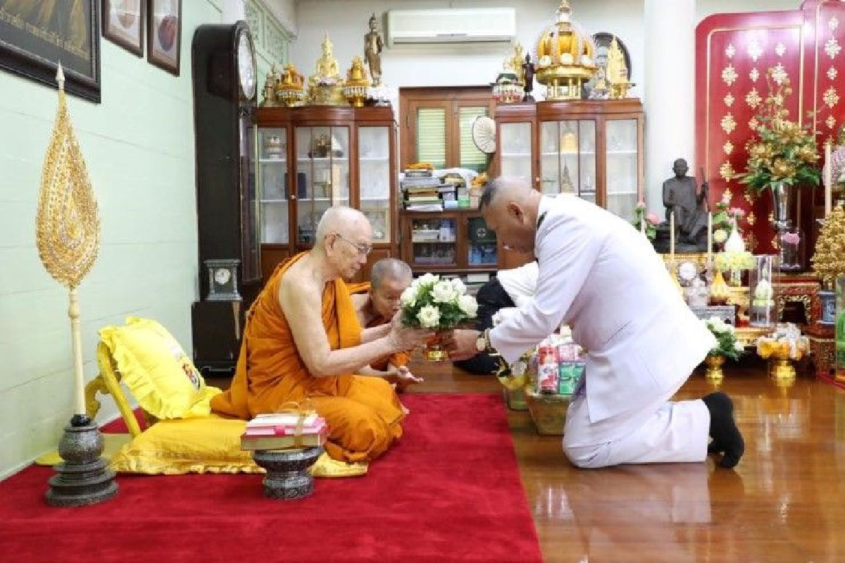 สมเด็จพระเจ้าอยู่หัวพระราชทานดอกไม้และจตุปัจจัยไทยธรรมแด่สมเด็จพระสังฆราช สมเด็จพระเจ้าอยู่หัวพระราชทานดอกไม้และจตุปัจจัยไทยธรรมแด่สมเด็จพระสังฆราช