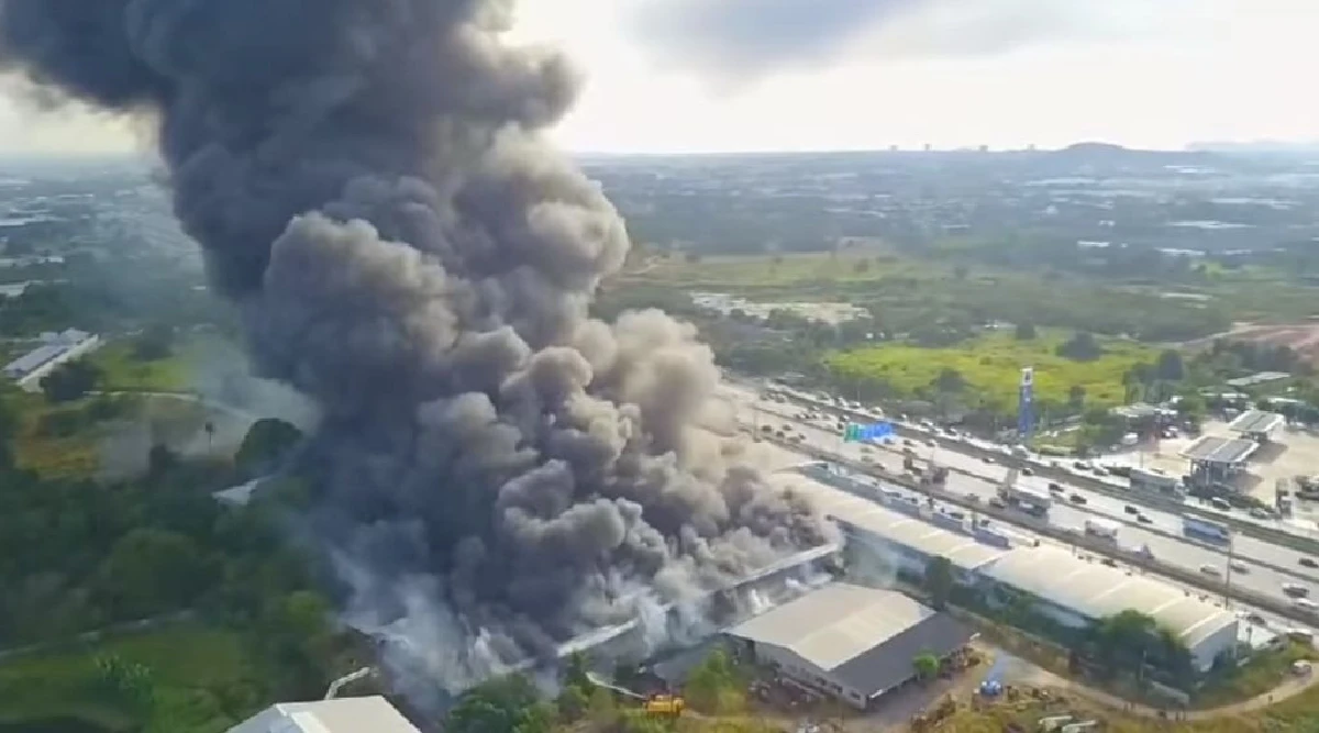 ระทึก! ไฟไหม้บริษัทฮาร์ดแวร์ในศรีราชา เจ้าหน้าที่กำลังเร่งระดมเข้าควบคุมเพลิง