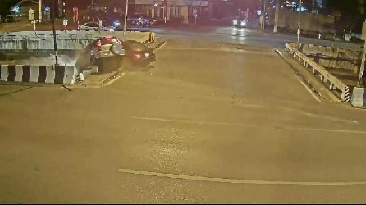 เผยคลิปกล้องวงจรปิดวินาทีรถ "เซนติเมตร" พิธีกรดังถูกชนตกคลองดับ